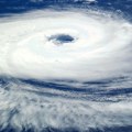 (Video) Pilot uleteo u uragan "Erin" ”Erin” besni! Vetrovi 210 km/h, Portoriko bez struje, Amerika u strahu
