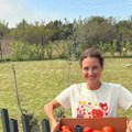 Pevač je prevario, ona se razvela i postala milionerka: Glumica sada oduševila fotografijama iz bašte: "Najlepše doba godine"…