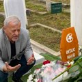 Dan nakon Halidove sahrane ovaj muškarac posetio pevačev grob, uslikao šta je tamo zatekao: "12 sati posle..."