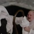 Lukašenko se na bogojavljanje kupao u ledenoj vodi! Pogledajte kako se beloruski lider "bućnuo" na minus 15 (video)
