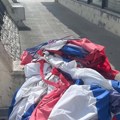Zastava Srbije pocepana, skinuta, pa ostavljena na pločniku ispred „Nove robne kuće“