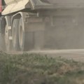 Kamion ponovo odvalio ogradu porodične kuće u Čačku! Meštani besni: "To je višegodišnji problem"
