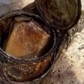U zidu kuće stare više od 100 godina pronašli trulu posudu: Kad su je otvorili, sunce ih obasjalo (video)