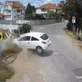 Погледајте тренутак безумља! Обреновачки робијаш се намерно аутомобилом закуцао човеку у ограду!