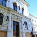 Đaci ušli u kancelariju direktora Jovine gimnazije u Novom Sadu, vikali i protestvovali, on pozvao policiju