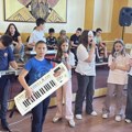 Уча кога генерације не заборављају: Зоран Мартиновић већ четири деценије учи децу животу кроз музику, спорт, глуму и књиге…