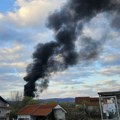 Požar u naselju Branko Bjegović. Zapaljeno rastinje, ali se vatra proširila na gume. Gust crni dim uplašio građane (VIDEO)