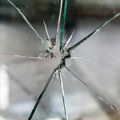 Razbijeno staklo na kancelariji Dveri u Novom Sadu: Treći put u tri meseca