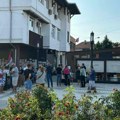 Šta je ovo, protest? Potpuni debakl opozicije u beogradskom naselju Grocka (foto)