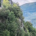 Bogdan 12 sati visio iznad provalije! Automobilom sleteo sa puta, pa ispao iz vozila: Zakačio se za granu i tako satima čekao…