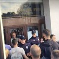Građani zasuli jajima Dom kulture u Kosjeriću nakon što im je koordinator SNS pokazao srednji prst (VIDEO)