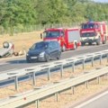 Nesreća na: Auto-putu kod Paraćina Automobil prevrnut na krov, vatrogasci na terenu (foto)