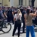 Hit Kako su Zemunci blokirali ulicu, policija gleda i ne veruje (video)