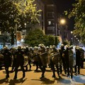 Jezive scene u Novom Sadu: Policija stavila lisice na ruke maloletnom dečaku, koji nema majicu i patike, on ih moli da ga…