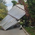 Olujno nevreme zahvatilo Čačak - vetar obarao drveće, oštećen lim na krovu Ekonomske škole
