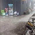 Jak pljusak preplavio pešačku zonu u centru Kraljeva(VIDEO)