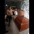"Bože me oprosti i sakloni": Džinovska torta u obliku sanduka se dimi, u pozadini svira pogrebni orkestar: Ovaj događaj u…