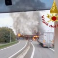Хорор на: Ауто-путу Камион се запалио после плаћања путарине - рампа изгорела до темеља, дим се видео километрима