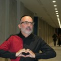 Pred početak koncerta ga je slomilo sećanje Toni Cetinski raspoložen stigao u Beograd, pa se rastužio: "Teško mi je..." (video)…