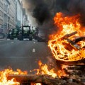Na protestu poljoprivrednika u Briselu letele kamenice, policija upotrebila vodene topove