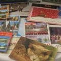 Poštansko sanduče puno razglednica iz celog sveta
