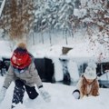 Bebe na zimskom vazduhu – šta kažu pedijatri o skandinavskoj praksi i da li je primenljiva kod nas