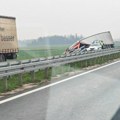 Voz udario automobil u Zminjaku, kamion sleteo sa moto-puta Šabac – Loznica