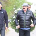 Haris Džinović došao na sahranu Saše Katančića. Kupio veliki venac, tu su i njegove kolege: Acko Nezirović sve vreme plače…