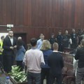 Policija ušla u salu Skupštine opštine Kula: SNS hoće da sazna ko je "preletač", a studenti ne daju da se ponovi glasanje za…