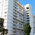 Majka sa troje maloletne dece skočila sa 13.: Sprata zgrade! Još četvoro njenih mališana iz stana gledalo užas