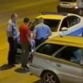 Uznemirujući snimak iz Banjaluke: Otac vezao sina za banderu, pa se svađao sa policijom (video)