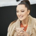"Неко ко себе сматра звездом се служи јефтиним триковима": Александра Пријовић трпи критике због АИ спотова