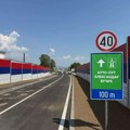 Umesto „Moravskog koridora“ – „Autoput Aleksandar Vučić“: Prelepljeni saobraćajni znakovi kod Čačka