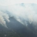 Požar iznad Ušća kod Kraljeva ne jenjava: Vatra zahvatila i borovu šumu, gašenje otežava vetar i nepristupačan teren (VIDEO)…