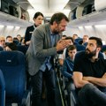 "Egoista si i loš čovek!" Otac pred celim avionom preklinjao muškarca da sedi pored sina (12), putnik mu brutalno odgovorio…