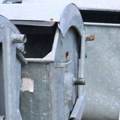 Drama u Kraljevu: Neko pali kontejnere po gradu, vatra se proširila i na vozila, policija na licu mesta