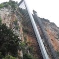 Kina izgradila spoljni lift od 288 metara kako bi deca brže stizala do škole