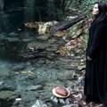 (Video) Sablasan prizor elene Karić u crnom ogrtaču usred šume Stoji pored vode i spominje vile i vilenjake: Scena uplašila…