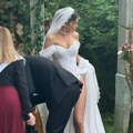 Peh usred venčanja! Anđela Jovanović pred izgovaranje sudbonosnog "da" zadigla venčanicu i pokazala donji veš (foto)