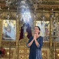 Sloboda na Božić objavila sliku iz crkve na kojoj se moli Bogu: Glumica blistala u dugoj haljini