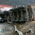 Jezive fotografije sa mesta nesreće kod Užica! Teška saobraćajna nesreća - Šleper sleteo sa magistralnog puta (foto)