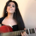 Prelepa Elena je gitaristkinja, a svojim glasom je očarala mnoge: Poslušajte kako izvodi svetske hitove