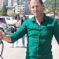 U centru Užica uhvaćena zmija otrovnica! Drama ispred prodavnice, odmah reagovao Arsenije - uhvatio je golim rukama (foto)