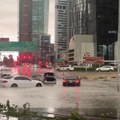 Nevreme u Dubaiju – jak pljusak poplavio ulice, nakratko zatvoren aerodrom