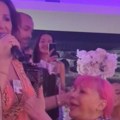 Bekuta "pogodila" pesmom Zoricu i Kemiša, oni joj stavljali bakšiš u dekolte: Snimak postao viralan na mrežama