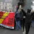 Masovne demonstracije u Francuskoj Stotine hiljada ljudi na ulicama, policija počela da hapsi (foto)