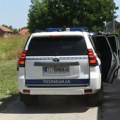 Sa nožem u ruci jurio po ulici: Uhapšen muškarac (42) u Zemunu: Isekao gume na automobilu dok su unutra bila deca