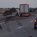 Teška saobraćajna nesreća kod Novih Banovaca: Sudarili se kamion i automobil, Hitna pomoć na licu mesta (VIDEO)