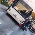 Motociklista podleteo pod autobus u Atenici