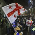 Deseta noć protesta u Gruziji: Na hiljade ljudi opet ispred parlamenta u Tbilisiju (foto)